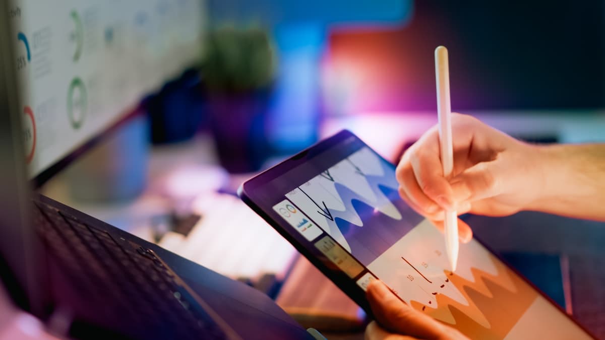 Performance analytics dashboard for PMax creative optimization